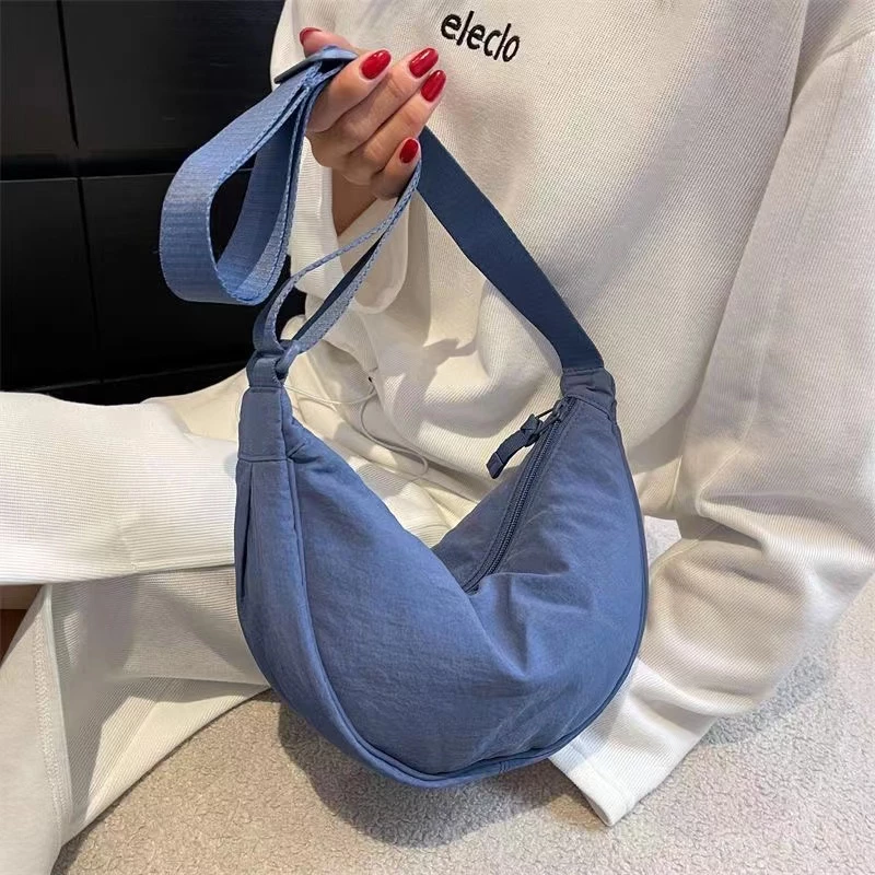 Túi đeo chéo canvas PIERRE LOUES chống thấm nước thời trang dành cho nữ đang được đối chiếu cho người mua tại Việt Nam