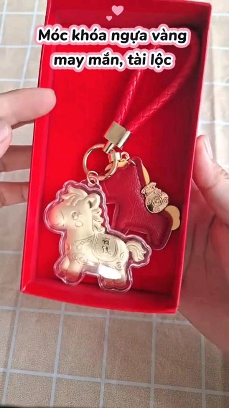 Móc khóa ngựa vàng may mắn, tài lộc #mockhoa #LuotVuiMuaLien #HangMoiVe #shopeevideo #SandealcungKOL #ShopeeCreator
