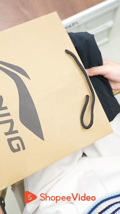 Trên tay ￼Quần đùi Li-Ning cạp chun K01 vải gió thể thao mềm mát form xuông Ultra Short (có túi khoá kéo)