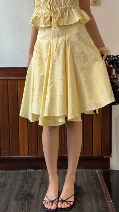 Thiết kế chân váy dáng xoè với những đường xếp ly mềm mại tạo độ bồng tự nhiên và chuyển động đẹp khi mặc.