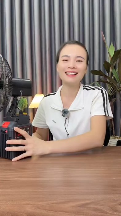Quạt tích điện #quattichdien #quattichdienchaypin #ShopeeVideo #KOLUyTin #HangMoiVe #LuotVuiMuaLien