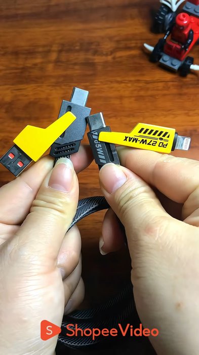 ￼Cáp sạc nhanh đa năng 4 trong 1 hỗ trợ truyền dữ liệu và sạc nhanh 20W và điện thoại android Type-C 65W [SKY]