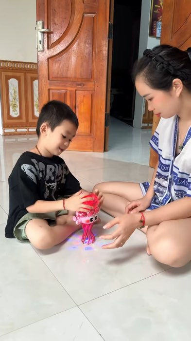 Bạch tuộc nhảy múa #bachtuocnhaymua #dochoitreem #KOLUyTin #LuotVuiMuaLien #ShopeeVideo #HangMoiVe
