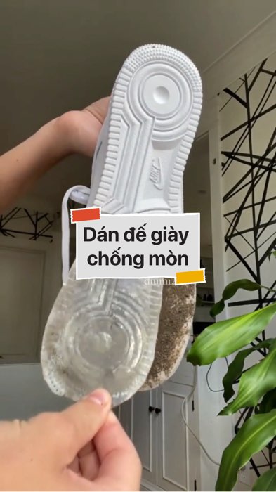 Dán đế giày chống mòn #VideohangDoiSong#ShopeeVideo#ShopeeCreator #LuotVuiMuaLien#KOLUyTin#Videomuasam #SandealcungKOL #diumi461