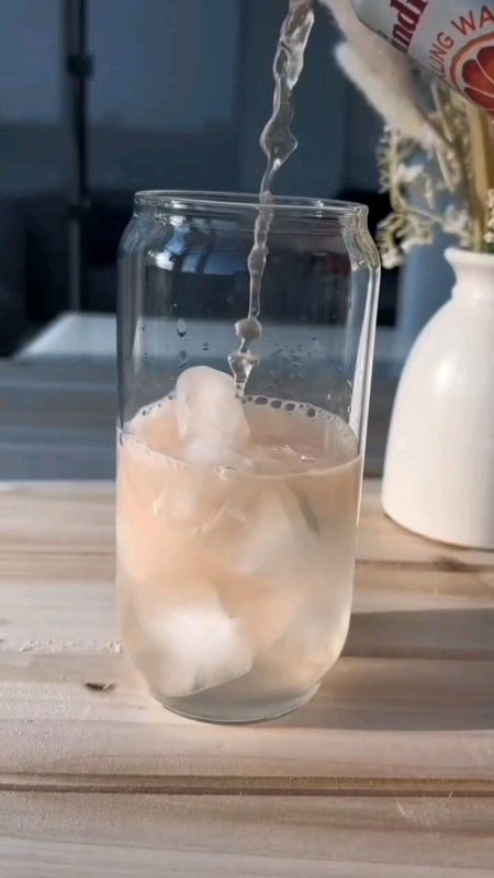 Cốc thủy tinh có chỗ cắm ống hút #cocthuytinh #cốc #ly #cocnuoc #giadung #ShopeeVideo #ShopeeCreator #cocchiunhiet