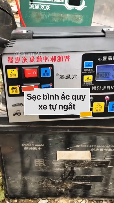 ￼Sạc bình ắc quy xe tự ngắt #VideohangDienTu#shopeestyle#ShopeeVideo#ShopeeCreator #LuotVuiMuaLien#KOLUyTin#Videomuasam #SandealcungKOL #diumi167