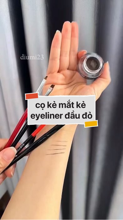 cọ kẻ mắt kẻ eyeliner đầu đỏ #VideohangLamDep#shopeestyle#ShopeeVideo#ShopeeCreator #LuotVuiMuaLien#KOLUyTin#Videomuasam #SandealcungKOL #diumi163
