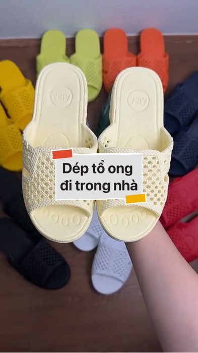 ￼Dép tổ ong,dép đi trong nhà #VideohangThoiTrang#shopeestyle#ShopeeVideo#ShopeeCreator#LuotVuiMuaLien#KOLUyTin #diumi171
