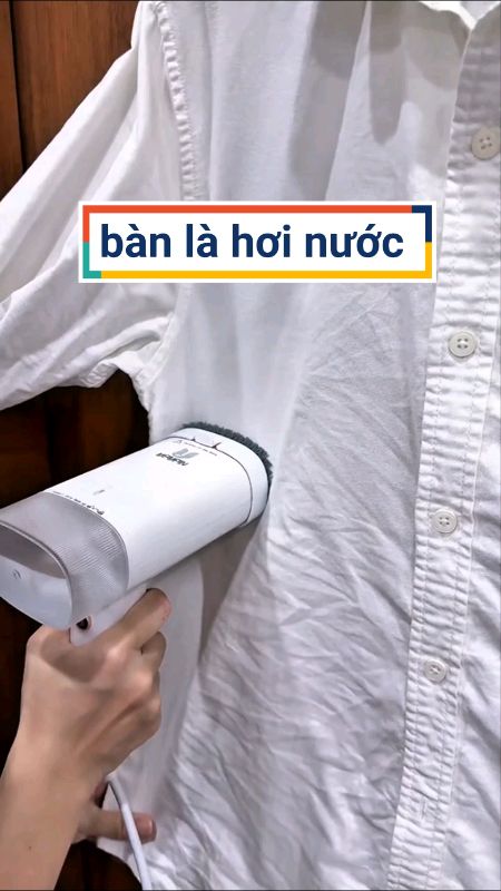 Bàn là hơi nước cầm tay gấp gọn #banuihoinuoc  #banlahoinuoc#LuotVuiMuaLien #HangMoiVe #shopeevideo