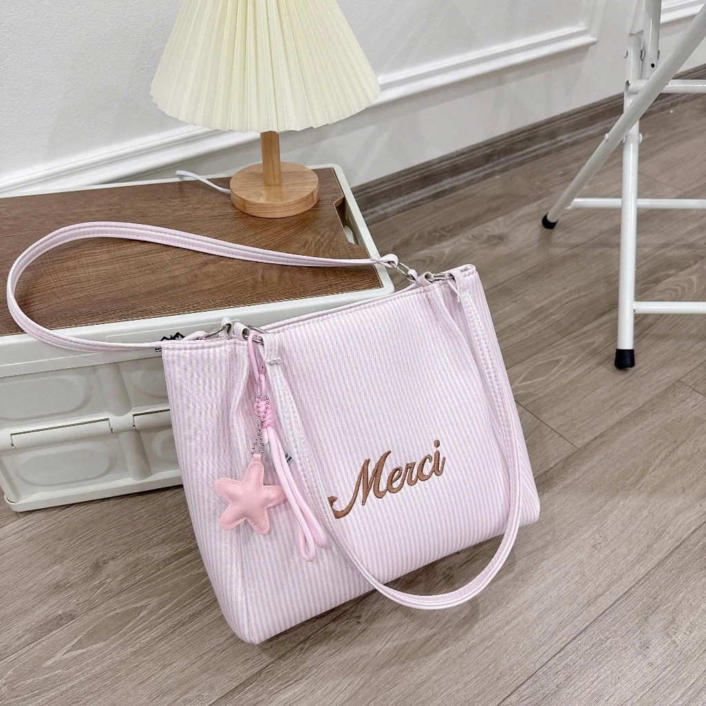 Ảnh sản phẩm do Shopee hiển thị, kiểm tra ngày 9/8/26 Túi tote nữ Merci sọc pastel Hàn Quốc đựng vừa A4, túi đeo vai đi học đi làm đi biển kèm charm sao - TXN501 đang được đối chiếu cho người mua tại Việt Nam