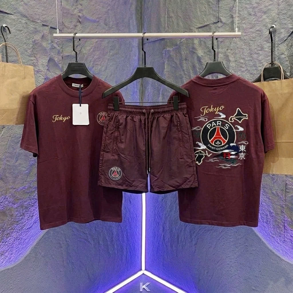 Bộ quần áo nam PARI TOKYO họa tiết 5D thêu in sắc nét-Bộ cộc hè nam đỏ mận chất cotton thoáng mát đang được đối chiếu cho người mua tại Việt Nam